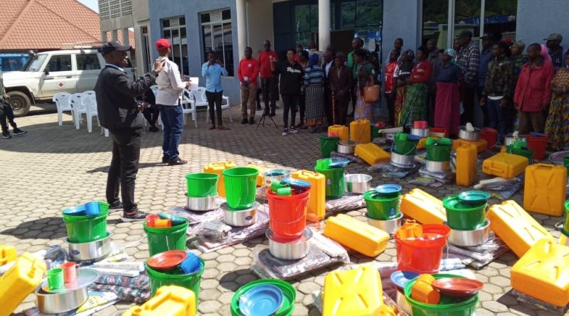 Rubavu:Croix Rouge y’u Rwanda yatanze ibikoresho by’ibanze ku baturage bahuye n’ibiza mu Murenge wa Nyakiriba na Busasamana
