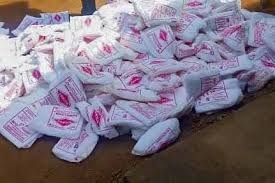 Ikigo REMA cyongeye kwibutsa Abanyarwanda kwirinda gukoresha amashashi ya pulasitiki kuko yangiza ibidukikije