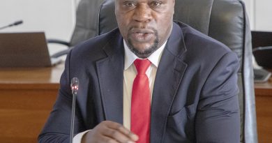 Ushinzwe uburezi mu Karere ka Rusizi Usengimana Gerard avuga ko amakosa bamwe mu barimu bamugerekaho yabazwa Bahati umuyobozi mukuru wa NESA
