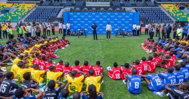 Abana bakina umupira bahawe Noheri na perezida Kagame na Infantino wa FIFA