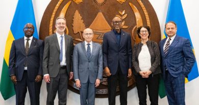 Perezida Kagame yanakiriye Wendy Singer wabaye Umuyobozi Mukuru wa AIPAC n’itsinda bari kumwe. Perezida Kagame yanakiriye Wendy Singer wabaye Umuyobozi Mukuru wa AIPAC n’itsinda bari kumwe.