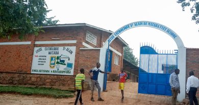 Abakozi badafite amasezerano y’akazi azwi, ubusinzi n’ibiyobwabwenge mu banyeshuri ba Lycée Catholique Saint Alain de Mataba. Abakozi badafite amasezerano y’akazi azwi, ubusinzi n’ibiyobwabwenge mu banyeshuri ba Lycée Catholique Saint Alain de Mataba.